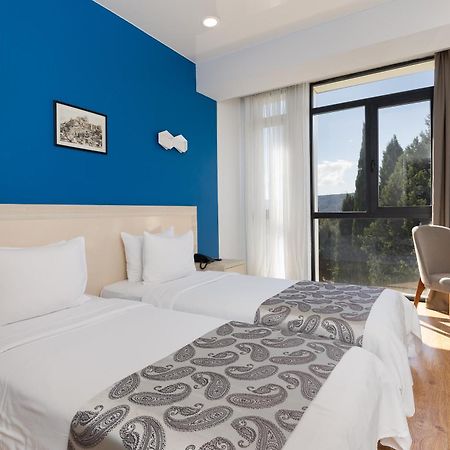 Iveria Inn Hotel Тбилиси Стая снимка