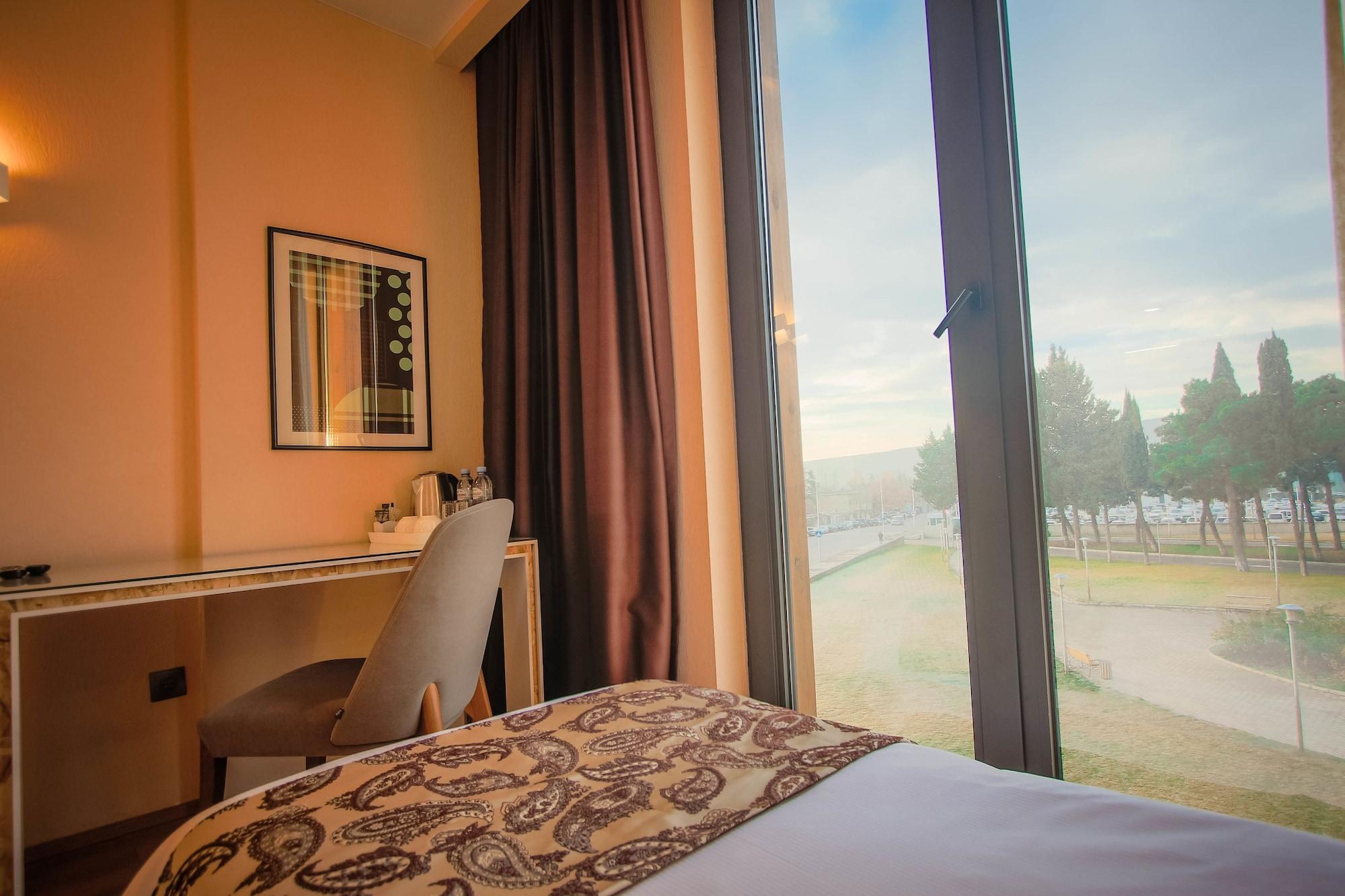 Iveria Inn Hotel Тбилиси Екстериор снимка