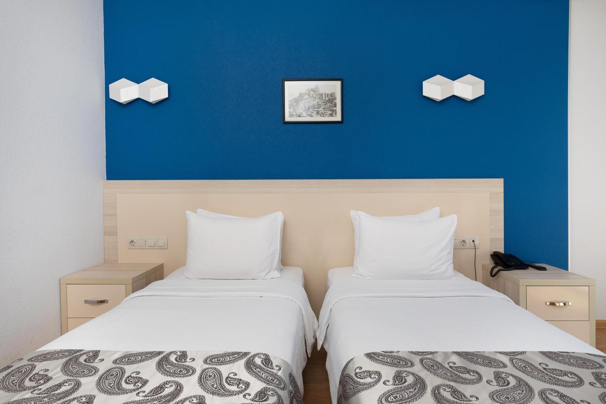 Iveria Inn Hotel Тбилиси Стая снимка