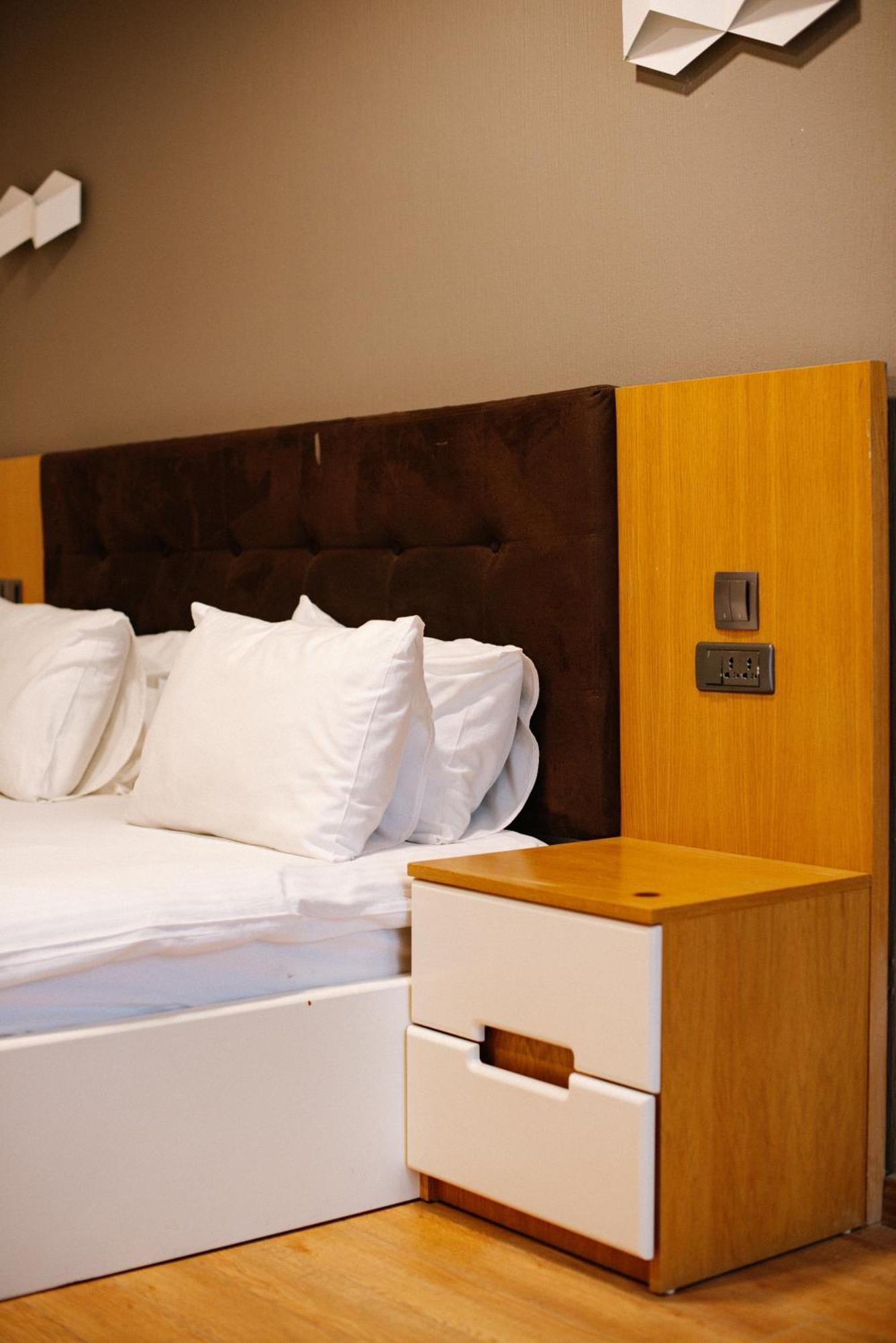 Iveria Inn Hotel Тбилиси Стая снимка