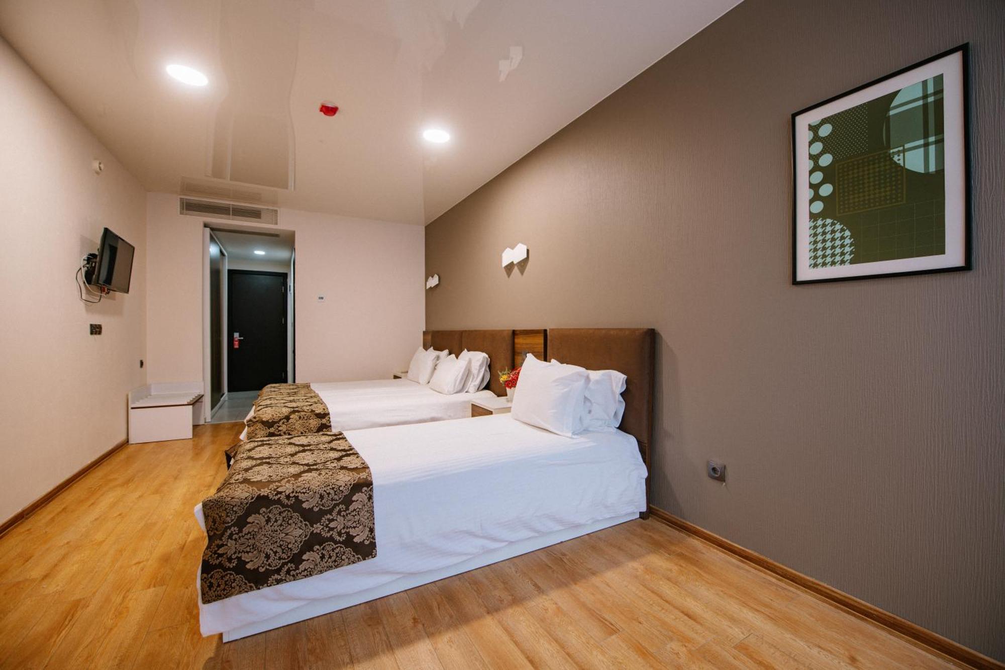 Iveria Inn Hotel Тбилиси Стая снимка