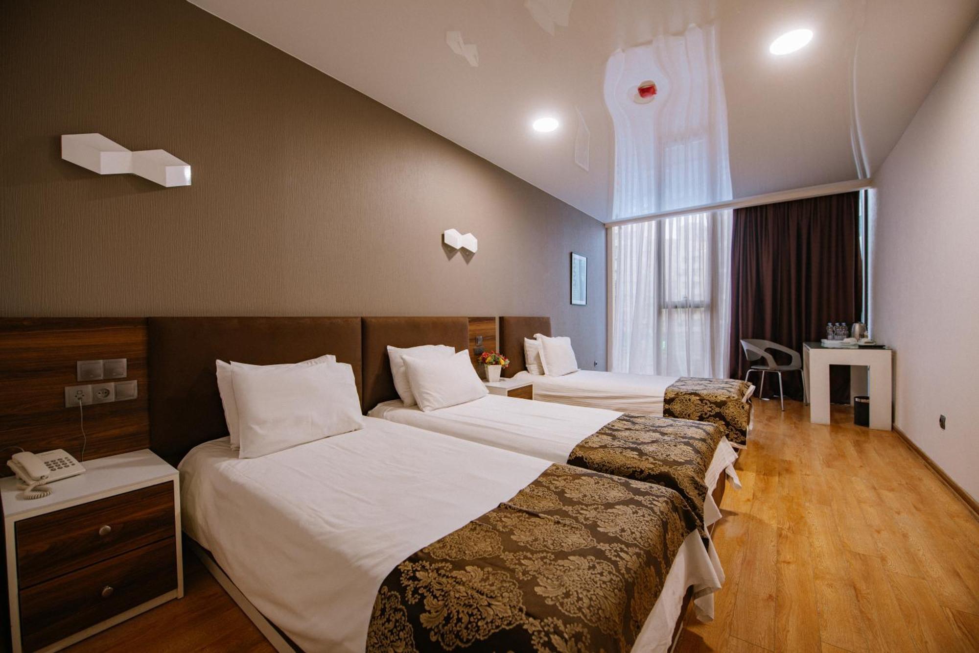 Iveria Inn Hotel Тбилиси Стая снимка